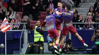 Robert Lewandowski menjadi pencetak gol penentu kemenangan pada menit ke-87 yang membuat Barcelona menang dengan skor 2-1. (AP Photo/Bernat Armangue)