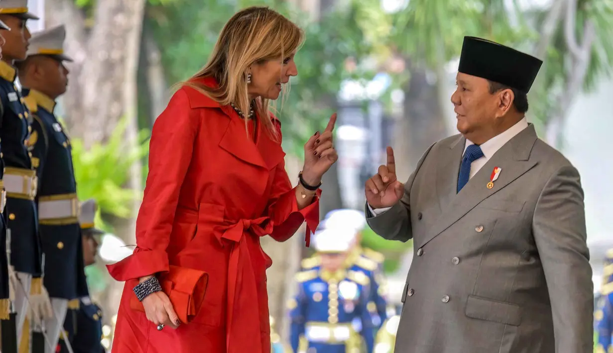 Dia juga diagendakan melakukan dialog dengan berbagai pemangku kepentingan nasional, termasuk dari kementerian/lembaga keuangan terkait, serta para pelaku usaha dan masyarakat. Tampak dalam foto, Presiden Republik Indonesia Prabowo Subianto (tengah kiri) memperkenalkan para menterinya kepada Ratu Maxima dari Belanda (tengah-kanan), dalam kapasitasnya sebagai Advokat Khusus Sekretaris Jenderal PBB untuk Kesehatan Keuangan (UNSGSA), di Istana Merdeka, Jakarta, pada Kamis 27 November 2025. (BAY ISMOYO/AFP)