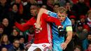 Pemain Manchester United, Paul Pogba, berebut bola dengan pemain Feyenoord, Dirk Kuyt, pada matchday kelima Grup A Liga Europa 2016-2017, di Stadion Old Trafford, Jumat (25/11/2016) dini hari WIB. (Reuters/Phil Noble)