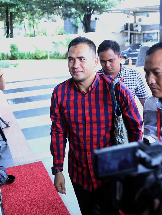 "Jadi Ipul nggak tahu diambil uangnya untuk apa. Kami selaku penasihat hukum, bang Ipul akan koperatif. Dan memberi keterangan yang baik dan benar sesuai proses penyidikan," imbuh Arvid. (Nurwahyunan/Bintang.com)