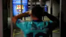 Suporter memgang kepala saat mengikuti protes di depan kantor Barcelona, Selasa (25/8/2020). Aksi tersebut merupakan respon fans atas kabar Lionel Messi yang akan meninggalkan Camp Nou pada musim panas ini. (AFP/Pau Barrena)