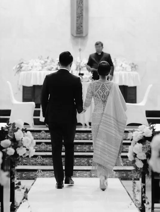 “Percampuran benang sutra import dengan ukuran yang berbeda, sehingga saat melekat di tubuh pemakai, terlihat menempel dan melambai saat berjalan,” tulis Merdi Sihombing menjelaskan proses pembuatan songket dan ulos untuk Jessica Mila. [Foto: Instagram @hairbysinta]