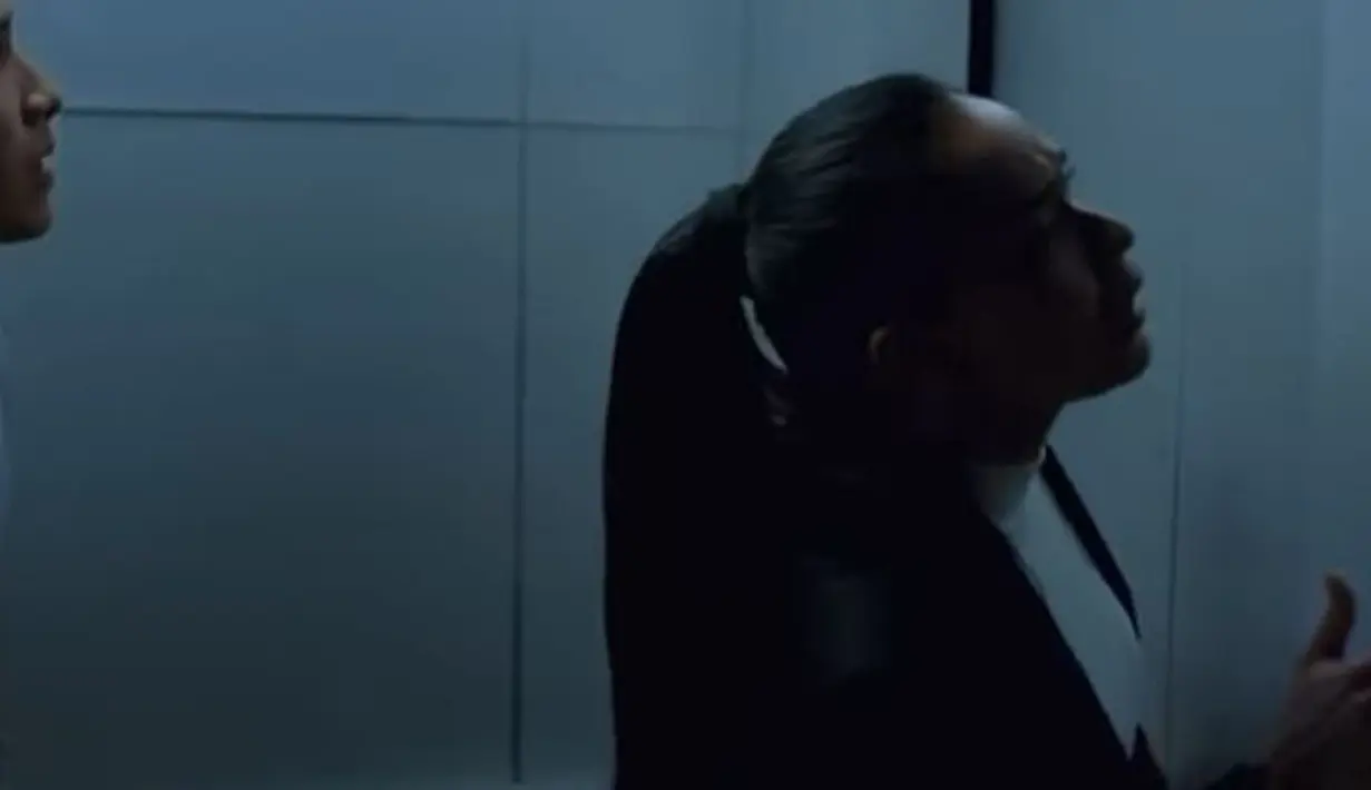 Mira begitu ketakutan berada dalam lift yang mati bersama MIka. Ia pun berusaha untuk meminta bantuan. (Foto: YouTube)