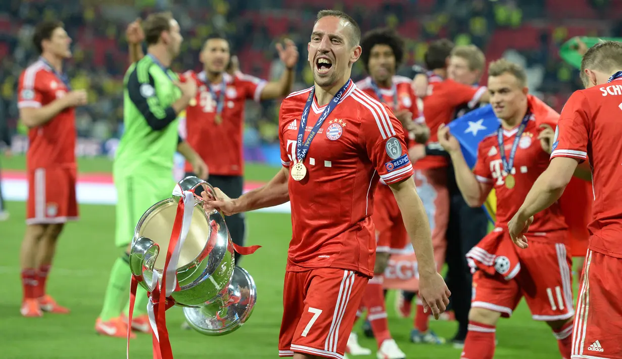Franck Ribery. Gelandang Prancis ini meraih treble winners bersama Bayern Munchen pada musim 2012/2013. Merasa sangat yakin akan menerima Ballon d'Or edisi 2013, ia merasa dirampok saat Cristiano Ronaldo yang sama sekali tanpa gelar di Real Madrid dinobatkan sebagai pemenang. (AFP/Patrik Stollarz)