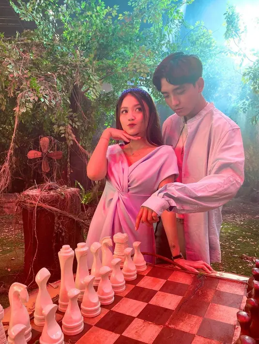 Mereka juga telah memiliki single duet yang rilis April 2021 lalu berjudul Raga & Hati. Bagaimana kamu menilai keserasian mereka? (Instagram @mariaeka_)