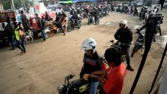 Pemudik sepeda motor mengantre BBM di SPBU Tulungangung, Indramayu, Jabar, Jumat (23/6). Tingginya volume kendaraan pemudik yang masuk membuat antrian menjadi panjang. (Liputan6.com/Johan Tallo)