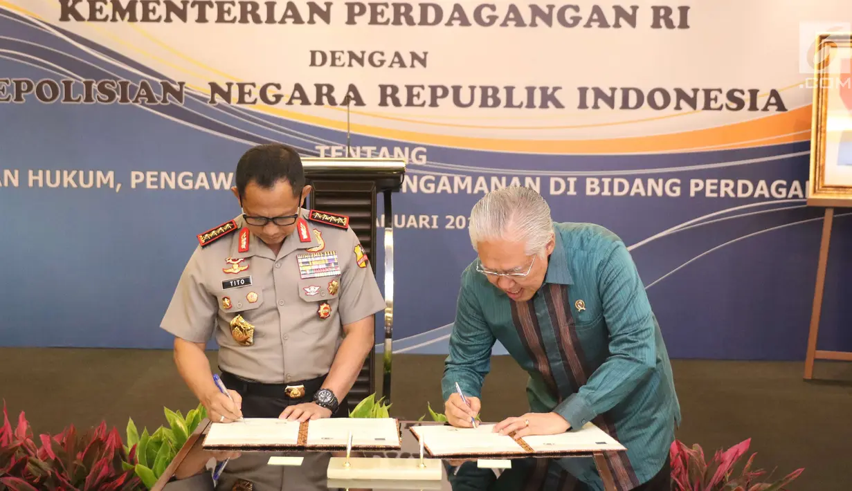 Menteri Perdagangan Enggartiasto Lukita (kanan) bersama Kapolri Tito Karnavian menandatangani kerja sama di Jakarta, Senin (8/1). (Liputan6.com/Angga Yuniar)