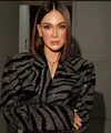 Luna Maya baru-baru ini hadir di acara YSL. Tampilannya pun mencuri perhatian dengan blazer oversize yang gayanya ditata oleh Reva Marchellin. [@kunsoomakeupartist]