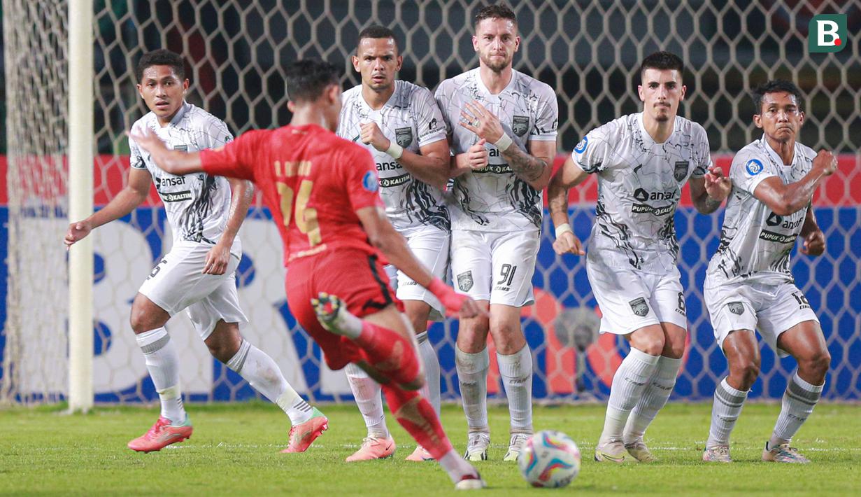 <p>Pemain Borneo FC berusaha menghalau bola tendangan pemain Persija Jakarta, Rizky Ridho saat pertandingan pekan ketujuh BRI Liga 1 2023/2024 yang berlangsung di Stadion Patriot Candrabhaga, Bekasi, Rabu (9/8/2023). (Bola.com/Bagaskara Lazuardi)</p>