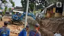 Alat berat mengeruk beton turap saluran air yang longsor di kawasan Jagakarsa, Jakarta, Kamis (17/9/2020). Selain karena hujan lebat, longsor diduga karena erosi tanah akibat pembuangan saluran air pencuci piring dan toilet dari warung makan di sekitar bantaran. (Liputan6.com/Immanuel Antonius)