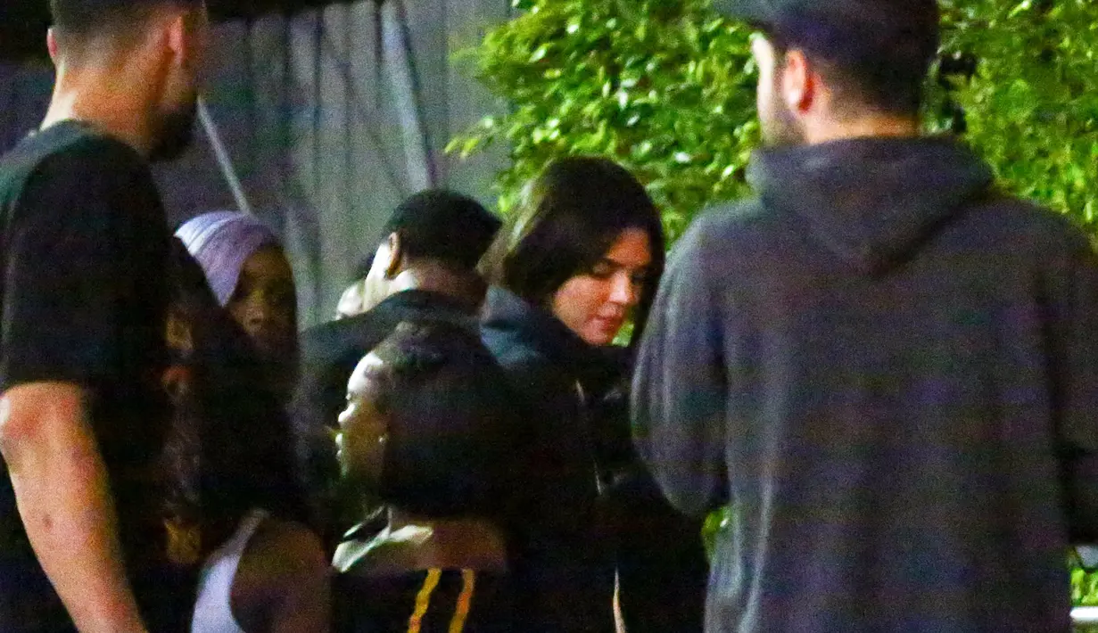 Sumber tersebut mengatakan bahwa Kendall Jenner dan Ben Simmons tak terpisahkan sepanjang malam. (people)