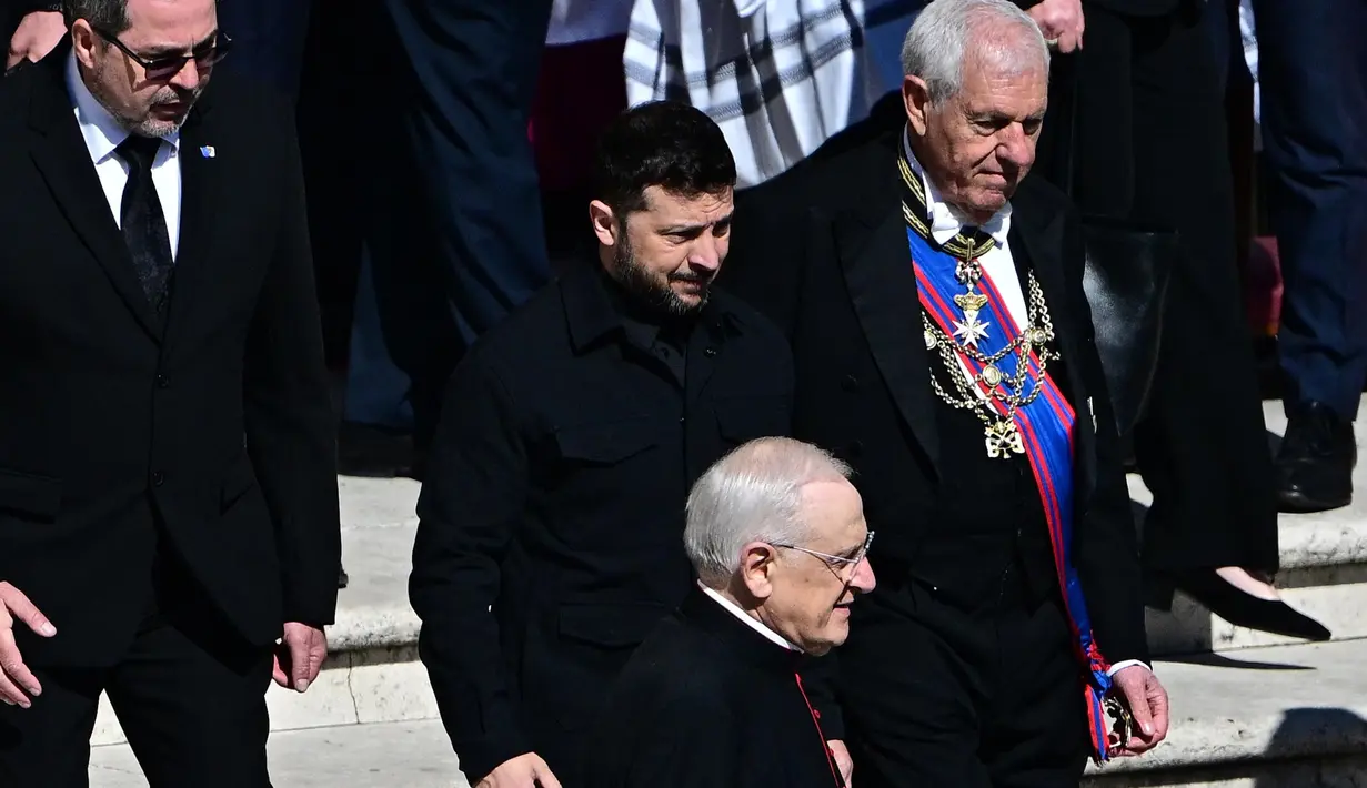 Presiden Ukraina Volodymyr Zelensky (tengah) tiba menjelang upacara pemakaman mendiang Paus Fransiskus di Lapangan Santo Petrus di Vatikan pada 26 April 2025. (Tiziana FABI/AFP)