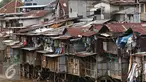Bangunan kumuh semi permanen berjejer di bantaran Kali Ciliwung, Jakarta, Rabu (20/1). Tahun 2016 ini, Pemprov DKI Jakarta menargetkan akan melakukan penggusuran pemukiman kumuh sebanyak mungkin di Ibu Kota. (Liputan6.com/Immanuel Antonius)
