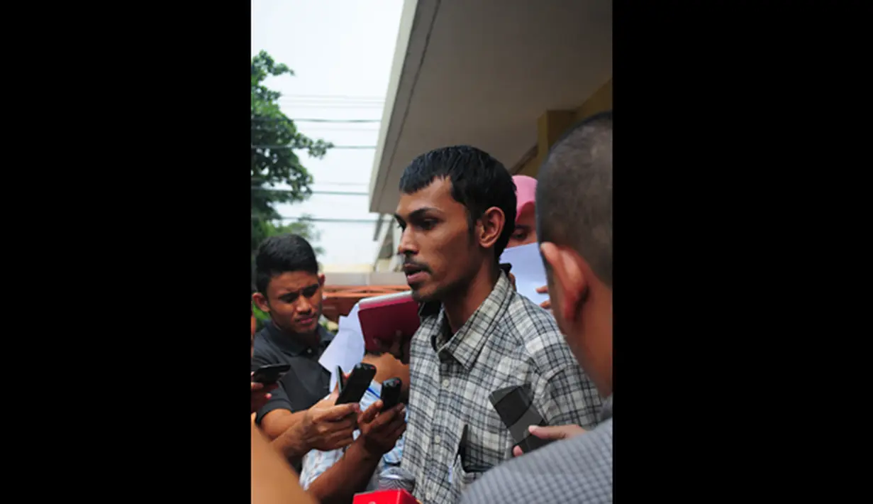 Arif Nurfikri, memberikan keterangan kepada wartawan di kantor Propam Mabes Polri, Jakarta, Rabu (25/2/2015). Arif Nurfikri melaporkan mengenai Maladministrasi dalam proses penangkapan Bambang Widjojanto beberapa waktu lalu. (Liputan6.com/Yoppy Renato)