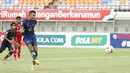 Pemain Persela Lamongan, Melvyn Lorenzen menendang bola dari titik pinalti yang membuahkan gol ke gawang Persik Kediri dalam laga Grup C Piala Menpora 2021 di Stadion Si Jalak Harupat, Bandung, Rabu (7/4/2021). (Bola.com/Ikhwan Yanuar)