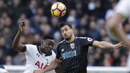 Pemain Tottenham Hotspur, Victor Wanyama (kiri) berebut bola dengan pemain  West Bromwich Albion, Nacer Chadli pada laga Premier League di White Hart Lane stadium, London, (14/1/2017).  (AP/Matt Dunham)