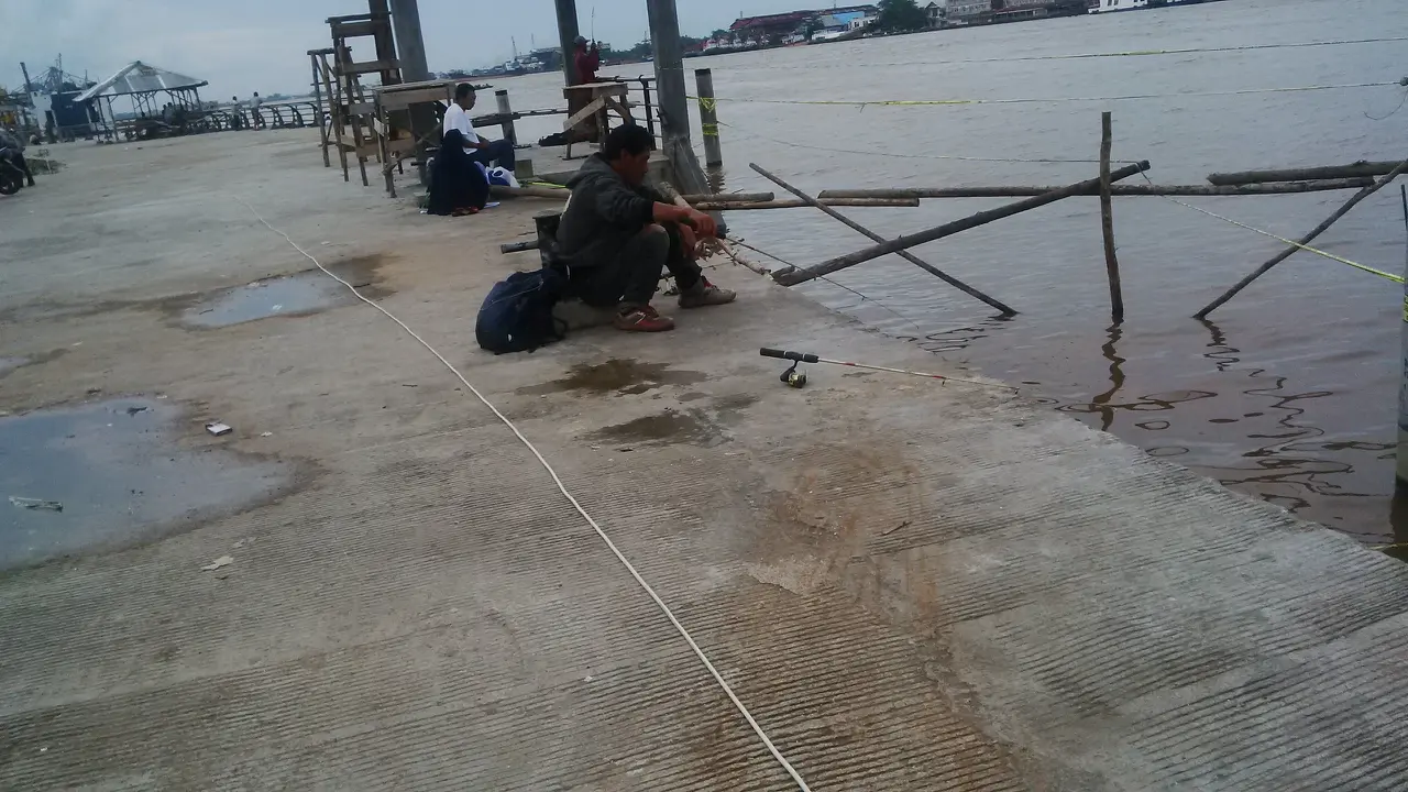 Pelindung Istimewa Pemancing Ikan Pinggir Sungai Kapuas