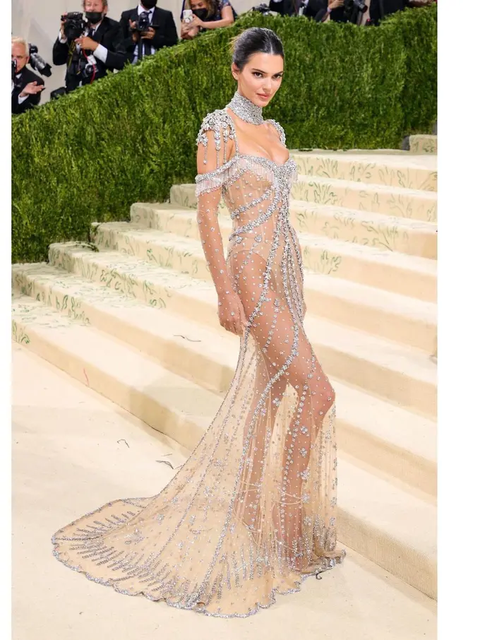 Tren Gaun Tembus Pandang yang Tidak Pernah Absen di Met Gala 2021