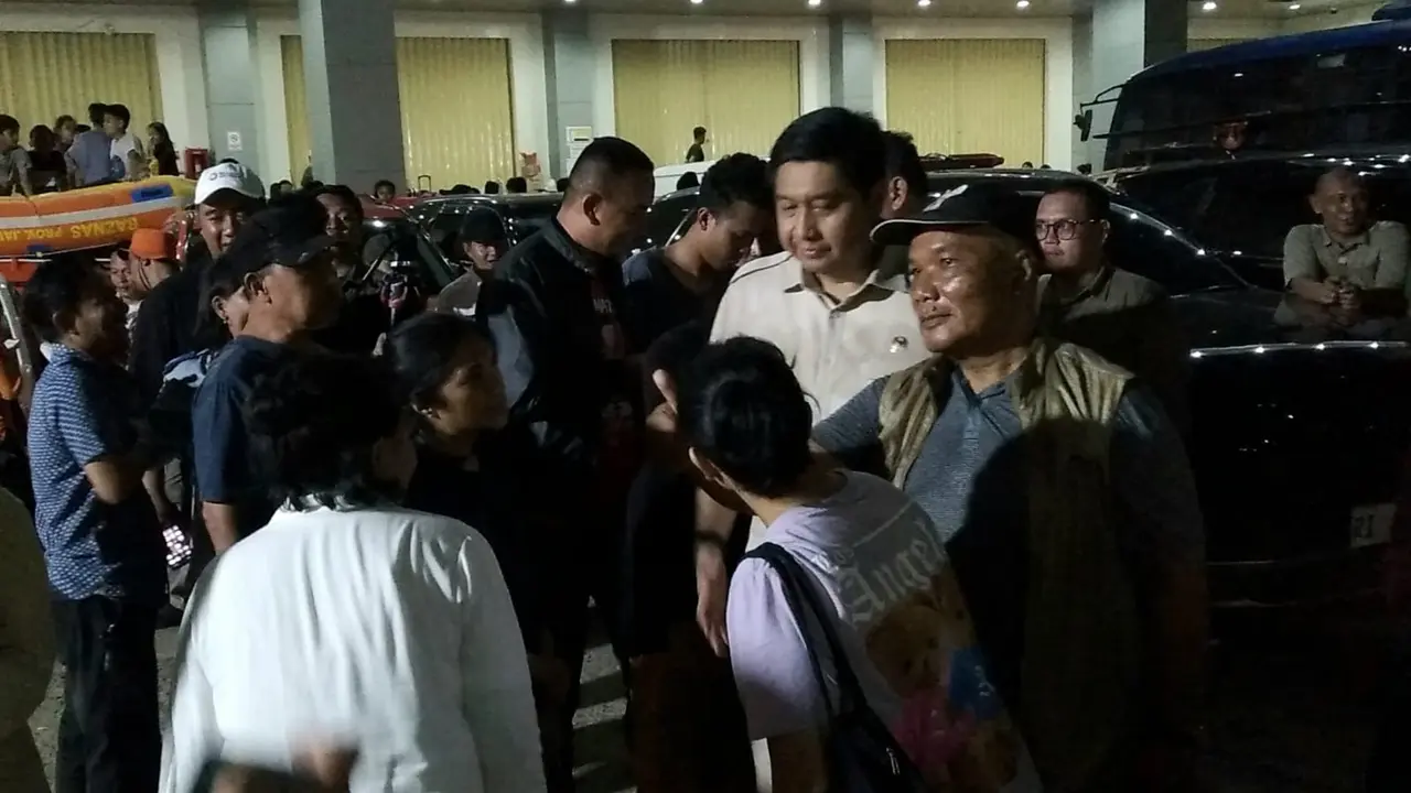 Menteri Perumahan dan Kawasan Permukiman (PKP), Maruarar Sirait meninjau lokasi pengungsian warga korban banjir di Perumahan Pondok Gede Permai (PGP), Jatiasih, Kota Bekasi, Jawa Barat.