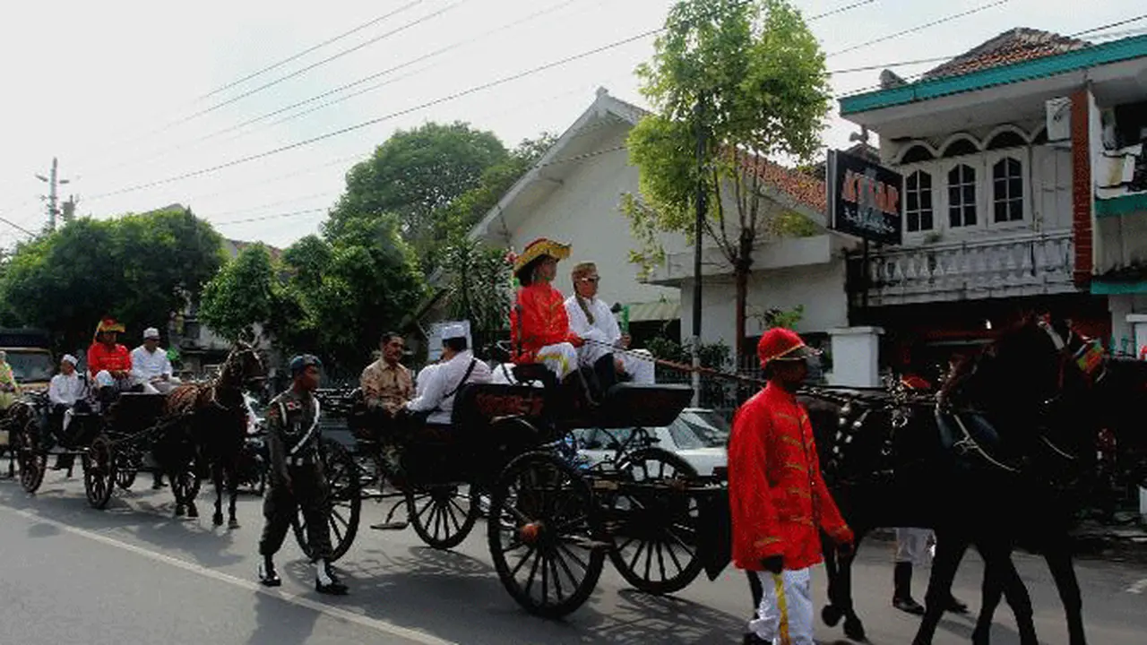 Kereta kencana membawa pejabat Solo dalam peringatan Isra Miraj