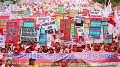 Ribuan bidan dari berbagai daerah berunjuk rasa di depan Istana Merdeka, Jakarta, Senin (28/9/2015). Dalam aksinya, mereka menuntut pengangkatan status kepegawaian menjadi pegawai negeri sipil (PNS). (Lipuutan6.com/Faizal Fanani)