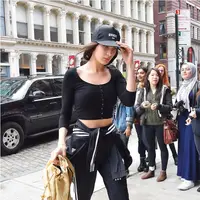 Tampilan Bella Hadid yang keren pakai sneakers. (Sumber foto: theshonet.com)