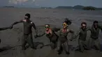 Peserta bermain lumpur selama pesta karnaval "Bloco da Lama" atau "Lumpur Lumpur" di Paraty, Brasil, (10/2). Ratusan orang berendam dan saling menyerang menggunakan lumpur sambil menari samba di pesta pantai Karnaval tersebut. (AP Photo / Leo Correa)