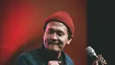 Memiliki gaya ikonik, Dono Pradana pun tampil keren dengan beanie hat dan jaket. Gaya Dono yang dulu tentu tidak seperti sekarang ini. Ia dulu jarang memakai topi bahkan beanie hat dalam penampilannya. (Liputan/IG/@donopradana)