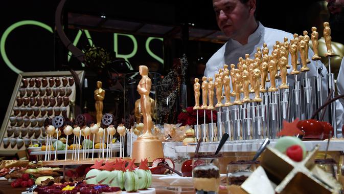 Patung Oscar bertabur emas terbuat dari coklat dan aneka makanan ditampilkan saat konfrensi pers Ballars Governor Awards di Dolby Theatre, California, (15/2). Makanan akan disajikan pada malam Academy Awards ke-91. (Kevork Djansezian / Getty Images / AFP)