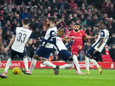 Liverpool masih terlalu perkasa bagi Tottenham. Pasukan Arne Slot tampil dominan selama 90 menit untuk mengamankan kemenangan telak 4-0 dan mengubah agregat jadi 4-1. (AP Photo/Jon Super)