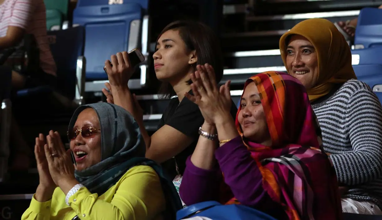 Yolla Yuliana dan keluarganya  lega setelah tim basket putra Indonesia menang atas Singapura. (Bola.com/Arief Bagus)