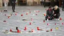 Orang-orang memberi hormat kepada korban pandemi COVID-19 di Alun-Alun Kota Tua, Praha, Republik Ceko, Senin (29/3/2021). Pandemi COVID-19 menimbulkan penderitaan yang luar biasa di seluruh Eropa tengah, termasuk Republik Ceko dan Slovakia. (AP Photo/Petr David Josek)