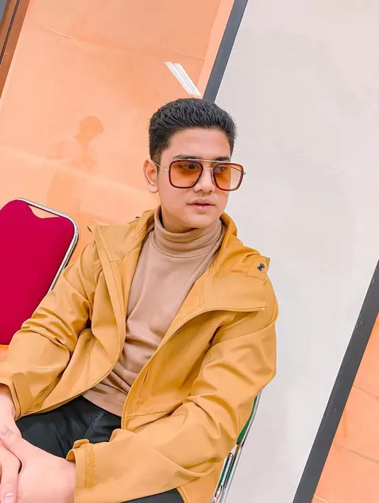 Gosip ini makin heboh setelah diberitakan media dan mejeng di etalase akun gosip Instagram. Syakir Daulay telah membantah kabar ini. Namun tetap saja netizen ramai menggunjing. Syakir Daulay adalah aktor kelahiran Aceh, 10 Januari 2002. Kariernya mengangkasa setelah membintangi sejumlah film seperti Surga Menanti, Mariposa, dan Cinta Subuh. (Foto: Dok. Instagram @syakirdaulay)