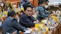 Menteri BUMN Erick Thohir (kanan) berbincang dengan Menteri Investasi atau Kepala Badan Koordinasi Penanaman Modal (BKPM) Bahlil Lahadalia saat rapat kerja bersama di kompleks Parlemen, Senayan, Jakarta, Kamis (8/9/2022). Rapat kerja antara Komisi VI DPR, Kementerian BUMN, dan Kementerian Investasi tersebut membahas kinerja keuangan BUMN yang terdampak utang luar negeri serta perkembangan investasi di Indonesia pada 2021 dan 2022. (Liputan6.com/Angga Yuniar)