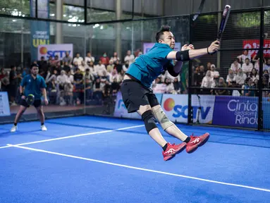 Selebritas Indonesia, Raffi Ahmad melakukan pukulan smash ke arah pasangan Saih Halilintar dan Fateh Halilintar dalam laga final ganda putra padel Turnamen Olahraga Selebriti Indonesia (TOSI) Season 4 di GOR UNJ, Rawamangun, Minggu (09/11/2025). (Bola.com/Bagaskara Lazuardi)