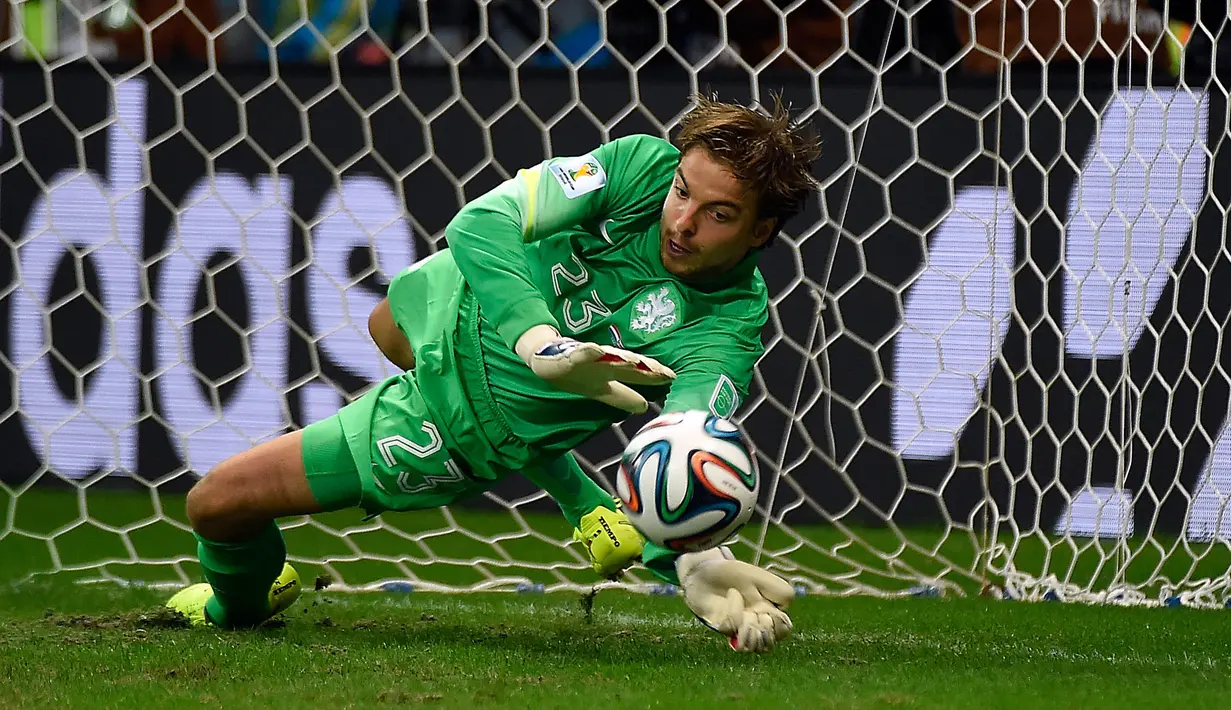 Tim Krul (Belanda 2005/semifinal/peringkat 3) Tim Krul yang baru saja bergabung dengan Luton Town pada awal  musim 2023/2024 merupakan alumnus Timnas Belanda pada Piala Dunia U-17 edisi 2005. Saat itu Timnas Belanda finis di peringkat ketiga setelah kalah 0-4 dari Meksiko di semifinal dan menang 2-1 atas Turki di laga perebutan tempat ketiga. Di level senior ia membawa Belanda menempati peringkat ketiga pada Piala Dunia 2014. Di level klub ia pernah membela 4 klub Premier League, yaitu Newcastle United, Brighton and Hove Albion, Norwich City dan Luton Town. (AFP/Odd Andersen)