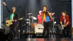 Aksi panggung The Rolling Stones saat tampil di MetLife Stadium, East Rutherford, New Jersey, Amerika Serikat, Senin (5/8/2019). The Rolling Stones sukses menggebrak panggung MetLife Stadium dalam tur Amerika-Kanada yang bertajuk 'No Filter'. (Photo by Greg Allen/Invision/AP)