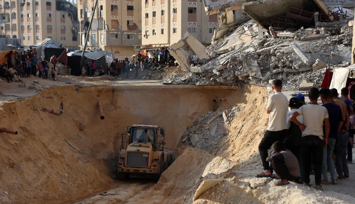Serangan udara Israel nyaris meratakan seluruh bangunan dan pemukiman warga Gaza. Situasi ini membuat upaya pencarian korban menjadi sangat sulit dan berbahaya. (Omar AL-QATTAA/AFP)