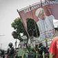 Seorang warga meminta anggota TNI untuk tidak mencopot paksa baliho Rizieq Shihab yang terpasang di sekitar kawasan Petamburan, Jakarta, Jumat (20/11/2020). Pencopotan dilakukan karena menyalahi aturan yang telah ditetapkan. (Liputan6.com/Faizal Fanani)