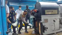 Polisi memusnahkan narkoba jenis pil Happy Five seberat 14,8 kilogram di Bandara Soekarno-Hatta (Soetta), Tangerang, Banten, yang merupakan barang bukti hasil tangkapan Polresta Bandara Soetta. (Pramita Tristiawati/Liputan6)