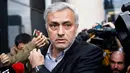 Manajer Manchester United, Jose Mourinho, bersiap menjalani sidang di Gedung Pengadilan Madrid, Jumat (3/11/2017). Pria asal Portugal itu menjalani sidang terkait dugaan penggelapan pajak saat masih melatih Real Madrid. (AFP/Oscar Del Pozo)