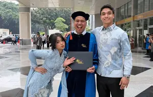 Frans Faisal Wisuda S2, Fuji & Keluarga Besar Ikut Hadir
