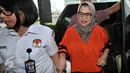 Anggota DPR RI F-Partai Hanura Dewie Yasin Limpo dikawal petugas saat tiba di Gedung KPK, Jakarta, Selasa (27/10). Dewie menjalani pemeriksaan perdana sebagai tersangka kasus dugaan suap proyek pembangkit listrik di Papua. (Liputan6.com/Helmi Afandi)