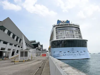 Kapal pesiar Royal Caribbean Quantum of the Seas berlabuh di Marina Bay Cruise Center, Singapura, 9 Desember 2020. Kapal pesiar Royal Caribbean tersebut kembali ke Singapura pada Rabu (9/12) pagi setelah seorang penumpang berusia 83 tahun positif terinfeksi COVID-19. (Xinhua/Then Chih Wey)