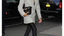 Blazer dress juga bisa jadi penampilan keren saat dikenakan Victoria Beckham. Ia memadukan penampilannya dengan stoking dan menenteng clutch hitam. [Foto: Instagram/victoriabeckham]