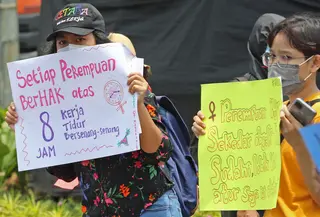 Aksi aktivis Perempuan Mahardhika memperingati Hari Perempuan Sedunia di Kawasan Patung Kuda Arjuna Wijaya, Jakarta, Senin (8/3/2021). Mereka meminta segera pemerintah mengesahkan RUU Perlindungan PRT, Ratifikasi Konvensi ILO 190 beserta rekomendasi 206. (Liputan6.com/Herman Zakharia)