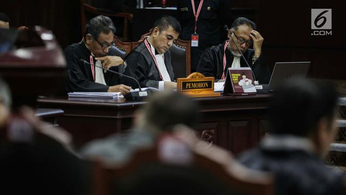 Ekspresi Ketua Tim Hukum Prabowo-Sandiaga, Bambang Widjojanto (kanan) saat mengikuti sidang sengketa Pilpres 2019 di Gedung MK, Jakarta, Selasa (18/6/2019). Sidang tersebut beragendakan mendengarkan jawaban dari termohon. (Liputan6.com/Faizal Fanani)