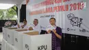 Ketua KPU Arief Budiman (dua kanan) bersama  Komisioner KPU menunjukkan surat suara saat akan mencoblos dalam simulasi Pemilu 2019 di halaman Gedung KPU, Jakarta, Selasa (12/3). (Liputan6.com/Faizal Fanani)