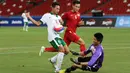 Usaha Muchlis Hadi Ning Syaifulloh selalu kandas oleh pemain Vietnam U-23. (Bola.com/Arief Bagus)