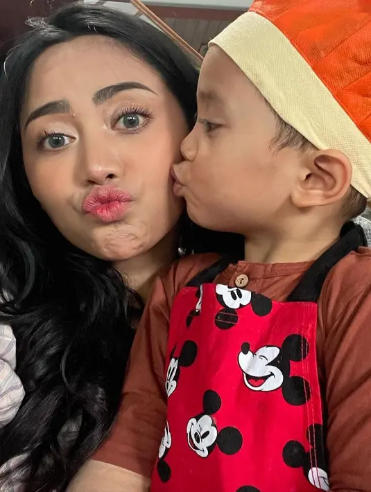 Pada sebuah video di channel YouTube Rachel Vennya, Xabiru mengaku jika ia ingin menjadi chef. (Foto: instagram.com/rachelvennya)